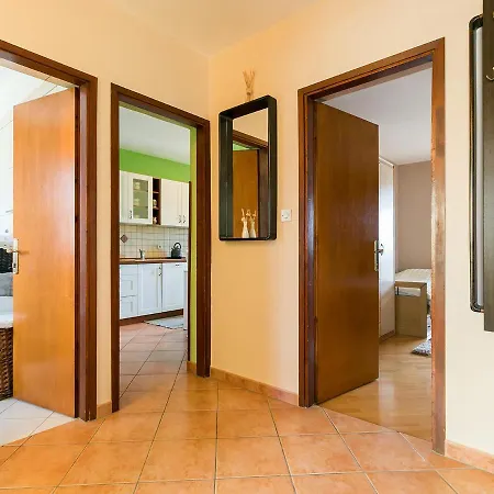 アパート Nada ヴルサル